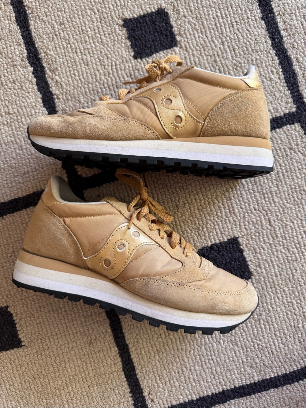Saucony Jazz Triple beige champagne leather sneakers w/ platform 8.5